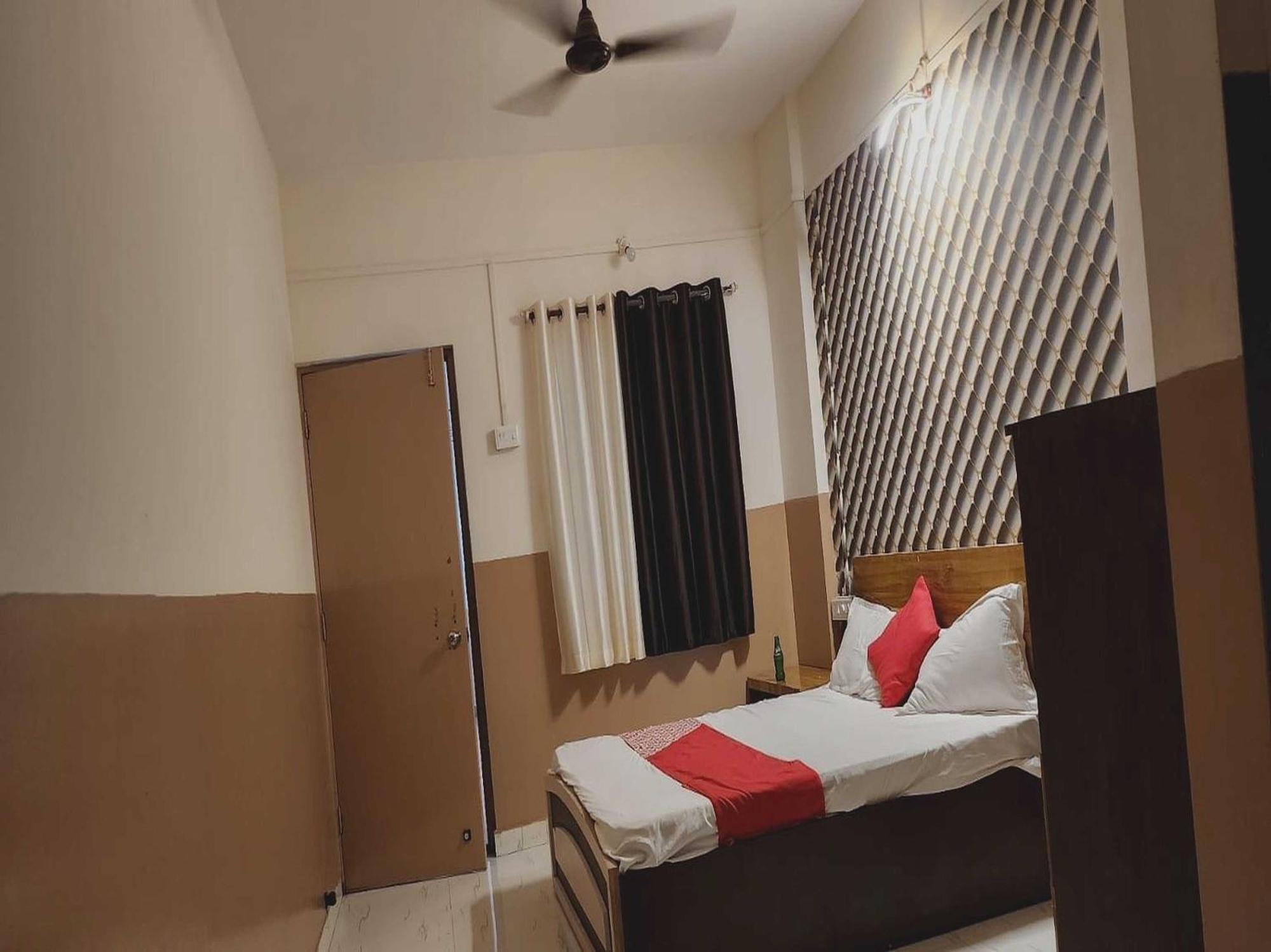 Hotel Royal Lodging Phursungi Dış mekan fotoğraf